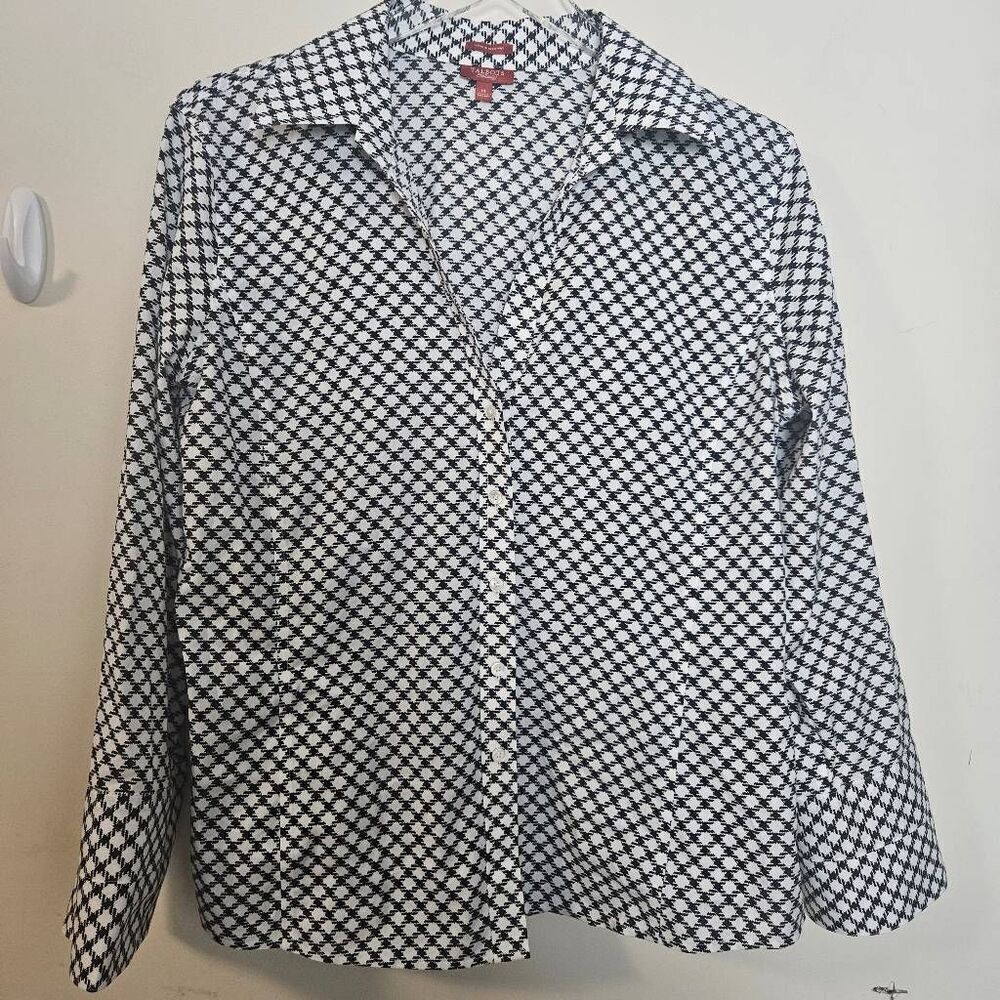 Talbots Long sleeve Button Front Button White Geometric Print Size 14 Wrinkle R